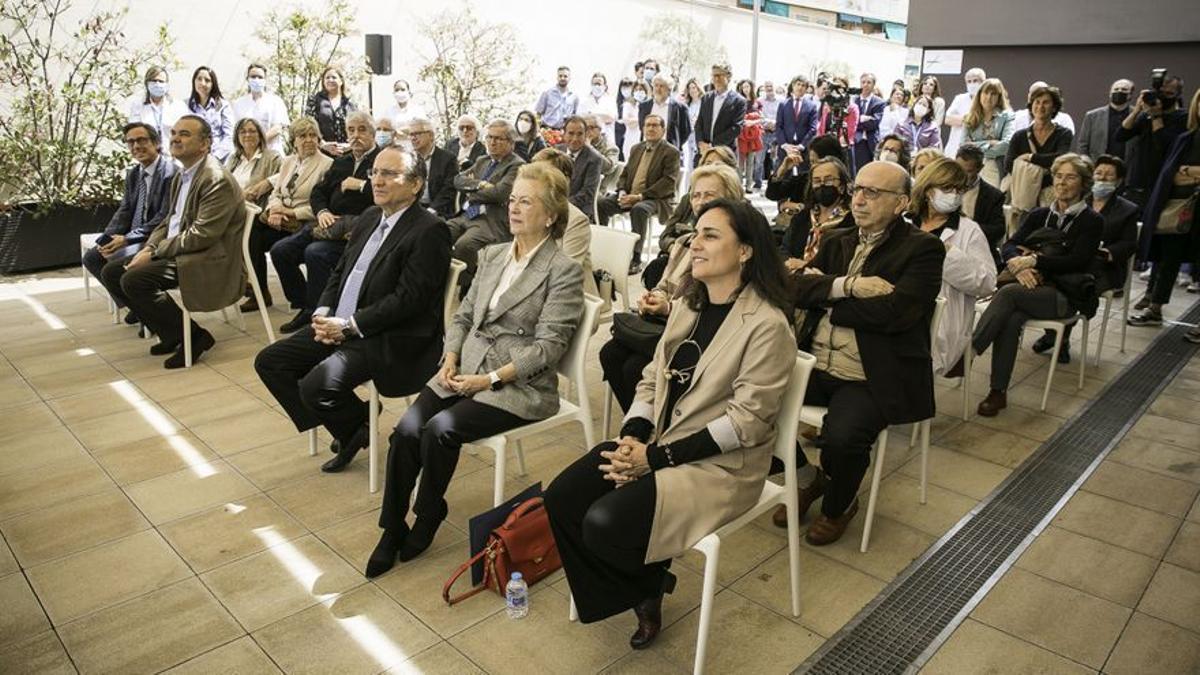 Vista general de los asistentes a la presentación del libro del centenario de la Corachan, con Javier Moll, Arantza Sarasola y Arantxa Moll en primer término.