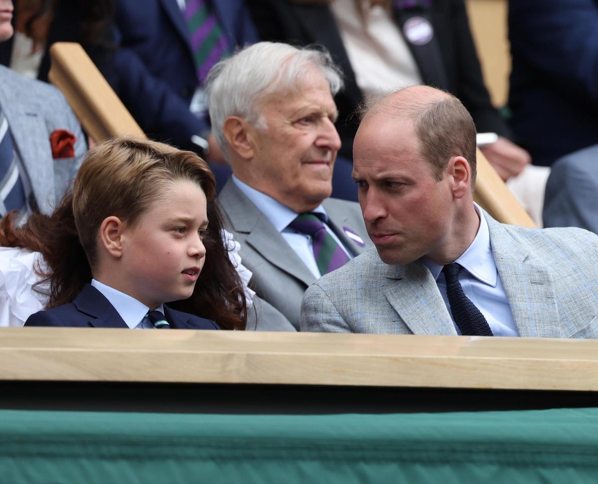 El principe de Gales, conversa con su hijo.