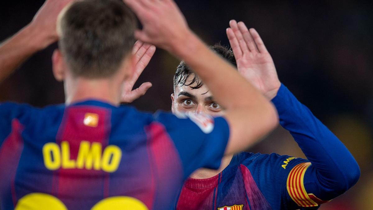 Pedri felicita a Olmo tras marcar el 3 1.