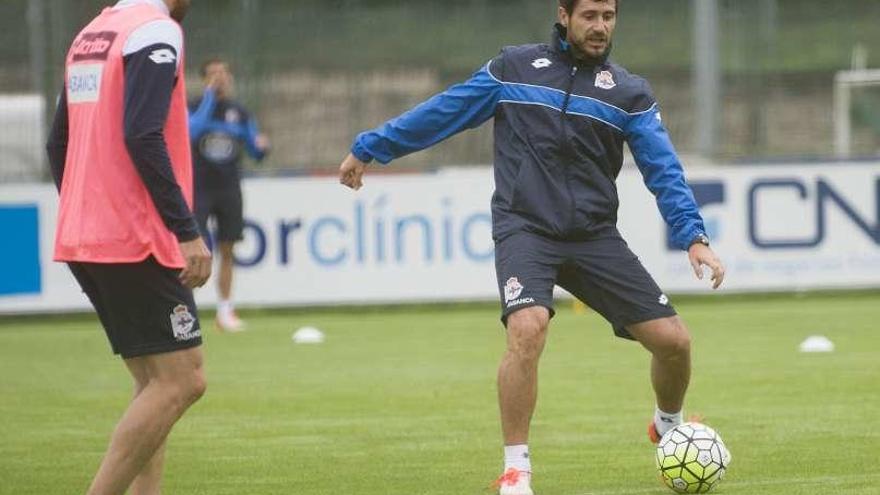 Víctor Sánchez golpea el balón ayer en Abegondo.