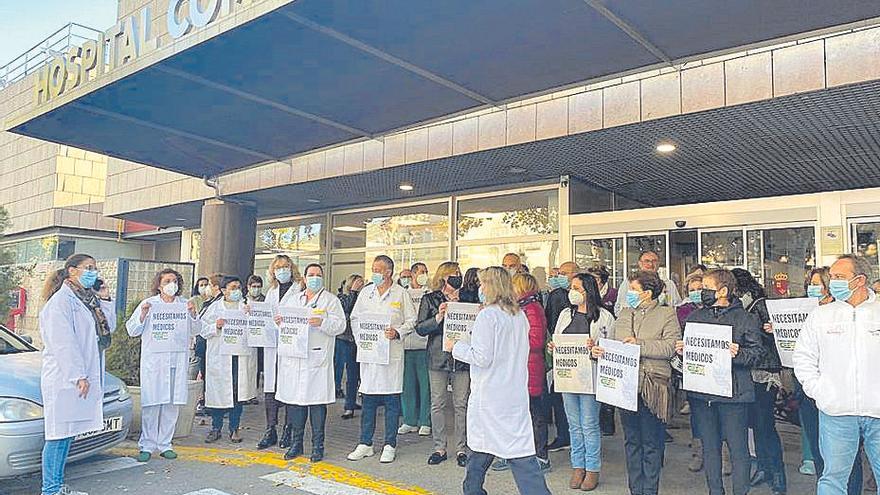 La protesta de ayer frente a la puerta del centro hospitalario