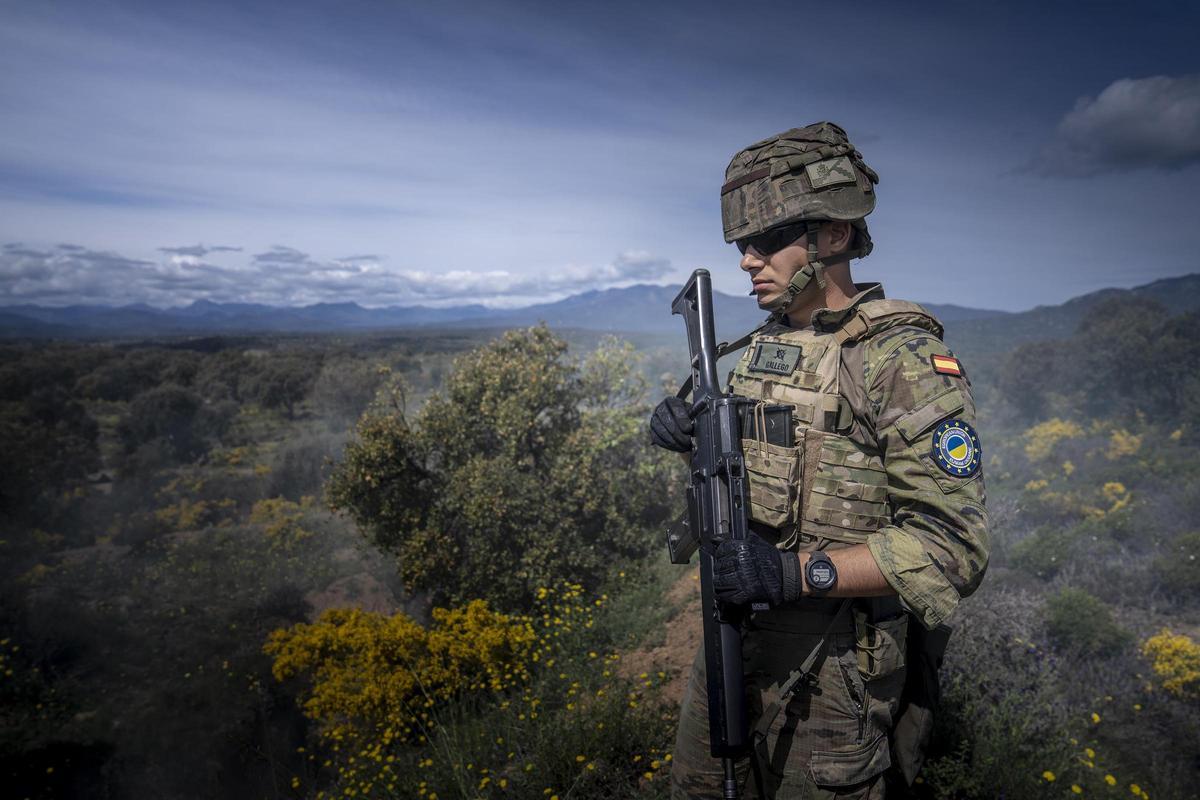 Un soldado español observa el ejercicio militar.
