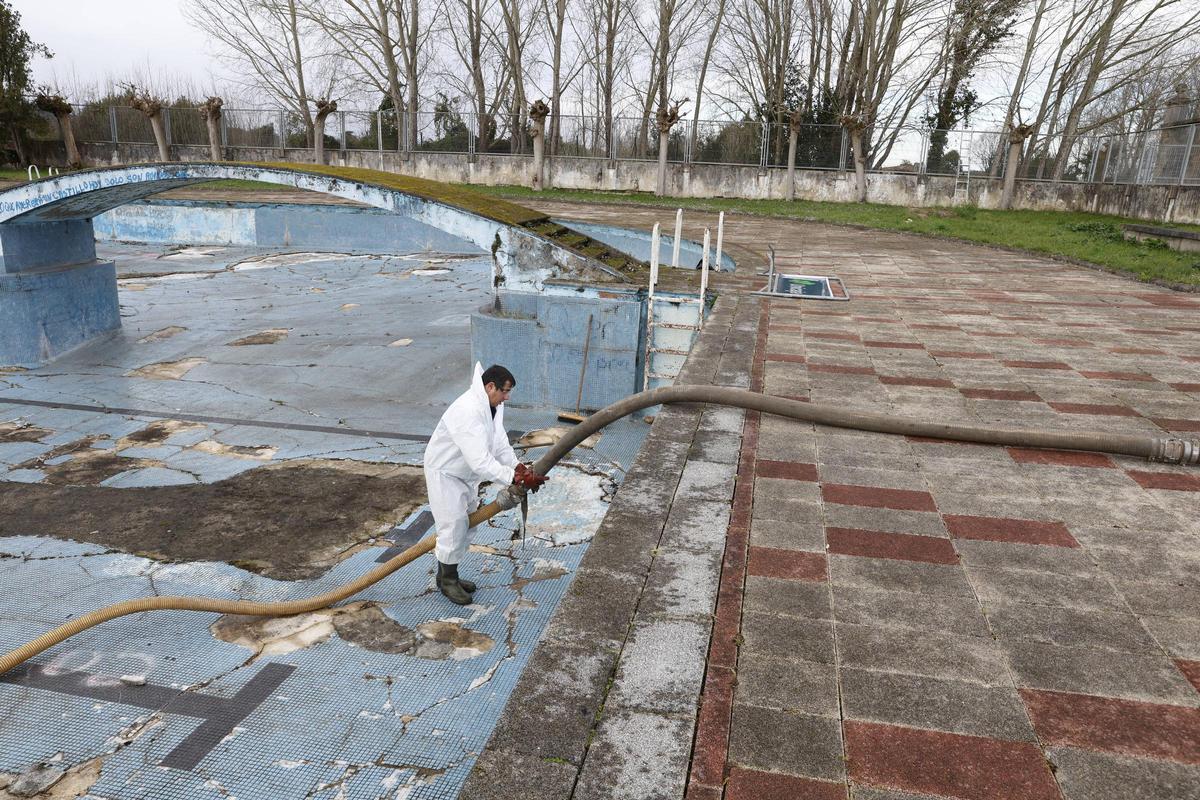 El inicio de los trabajos para dragar las piscinas de la Laboral, en imágenes