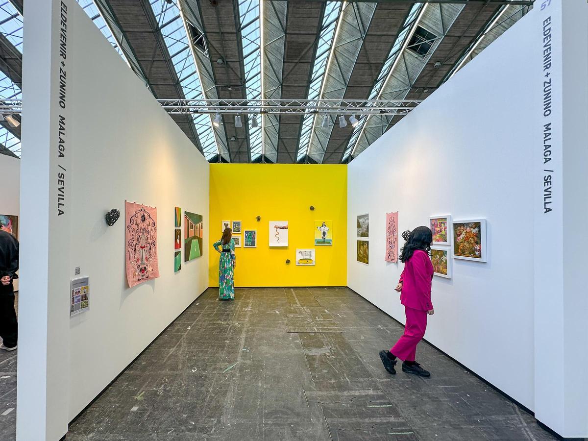 Las galeristas, en su espacio de la feria holandesa