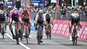 Tortona (Italy), 17/05/2023.- German rider Pascal Ackermann (R) of UAE Team Emirates wins the 11th stage of the 2023 Giro d’Italia cycling race over 219 km from Camaiore to Tortona, Italy, 17 May 2023. (Ciclismo, Italia) EFE/EPA/LUCA ZENNARO