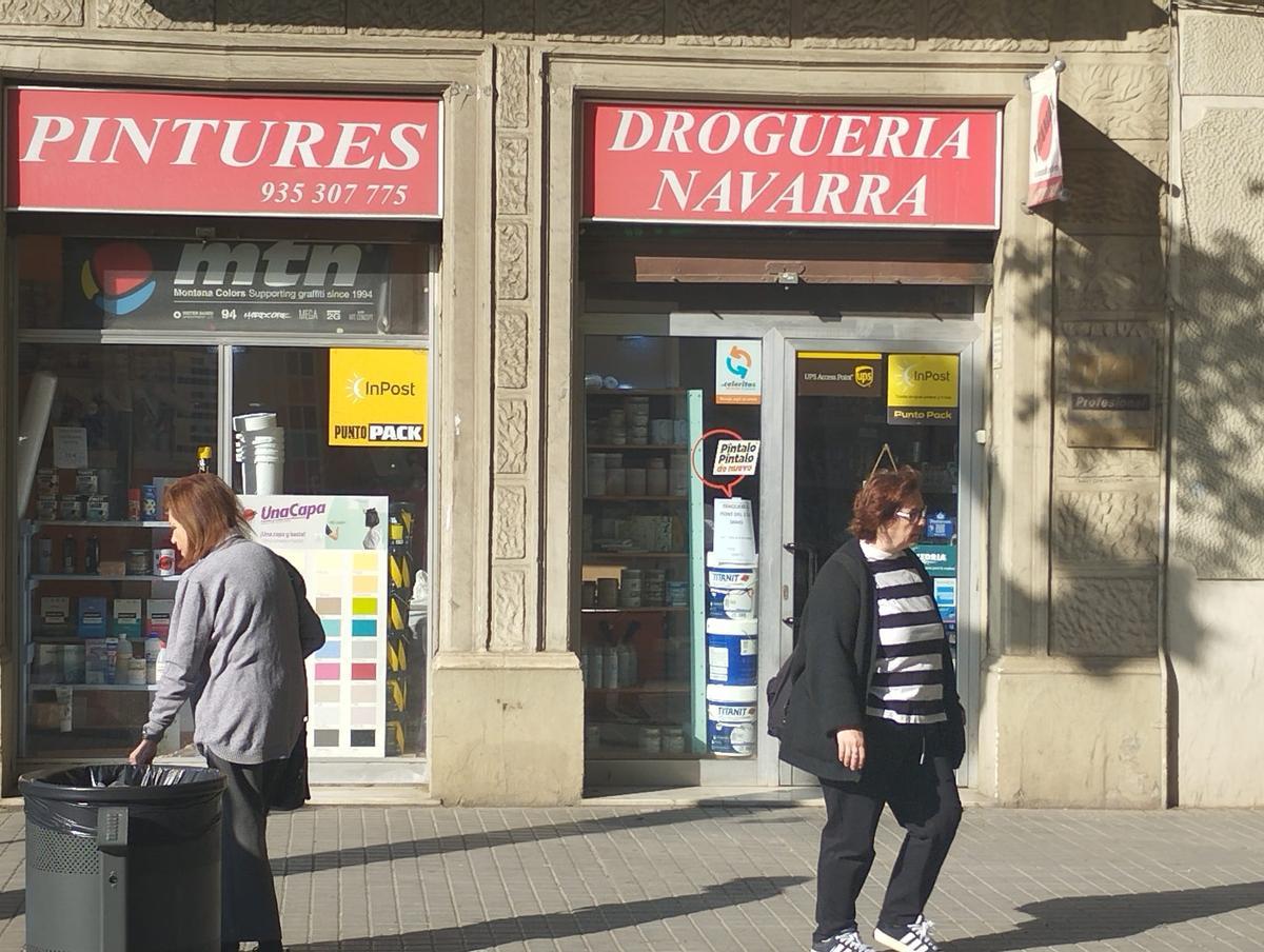 Una droguería de la Nova Esquerra de l'Eixample que funciona como punto de recogida y entrega de paquetes.