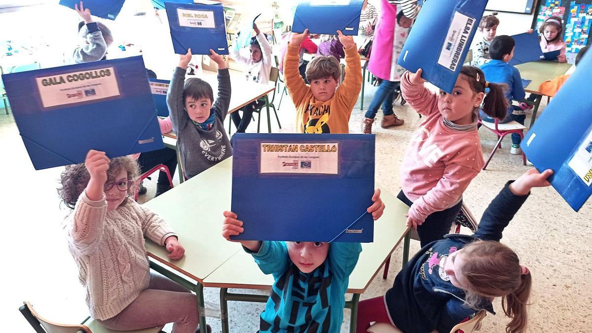 Classe d’Infantil 5 anys
mostrant el seu
material. levante-emv |