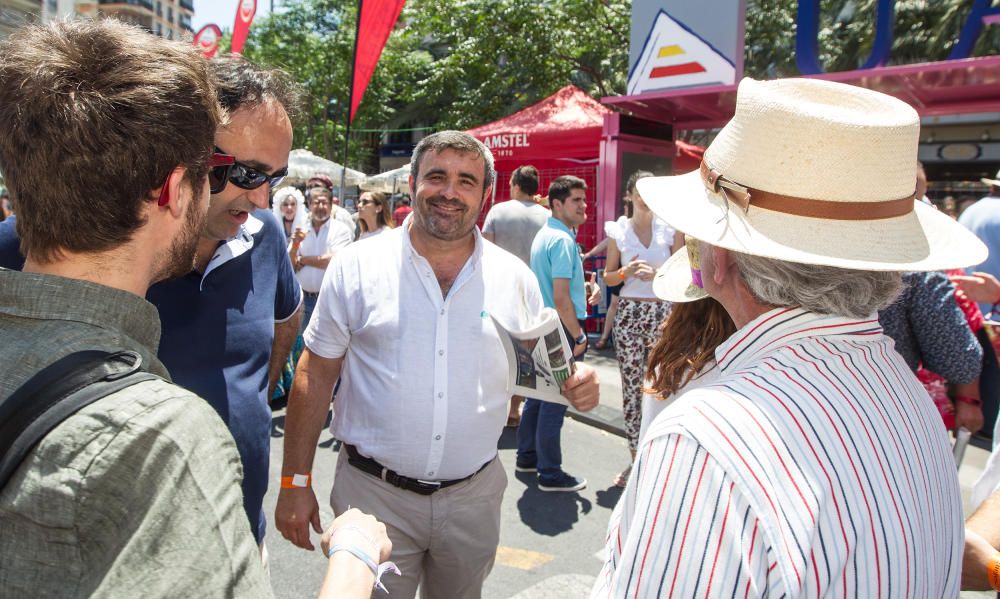 Imágenes del ambiente en la quinta mascletà de Hogueras