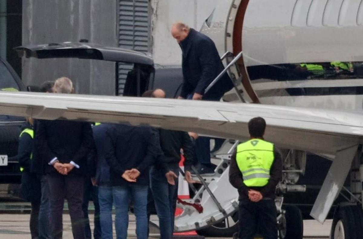 El rei Joan Carles sortint de l'avió a l'aeroport de Vigo