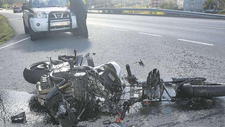 Accidente de tráfico con una moto implicada en una carretera de Pontevedra.