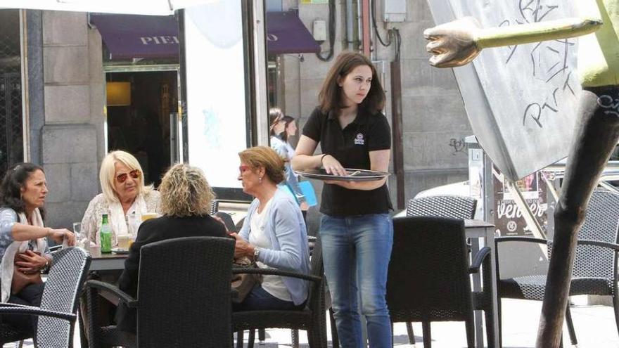 Trabajadores del sector de hostelería, el que más contrataciones tiene en verano. // Iñaki Osorio