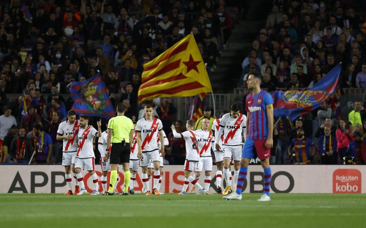 El defensa del FC Barcelona Jordi Alba, a la finalización del encuentro aplazado de la jornada 21 de primera división que han disputado frente al Rayo Vallecano en el estadio del Camp Nou, en Barcelona. EFE / Alejandro García.