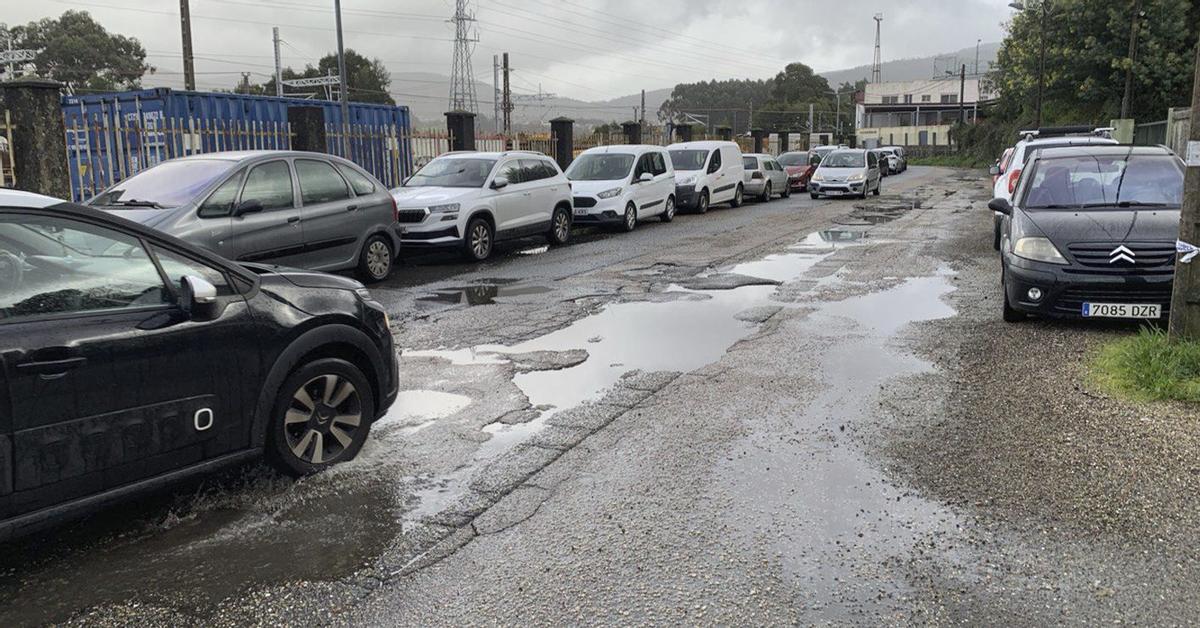 Estado que presenta la avenida da Estación de Redondela, con una hilera de baches y charcos. | A. PINACHO