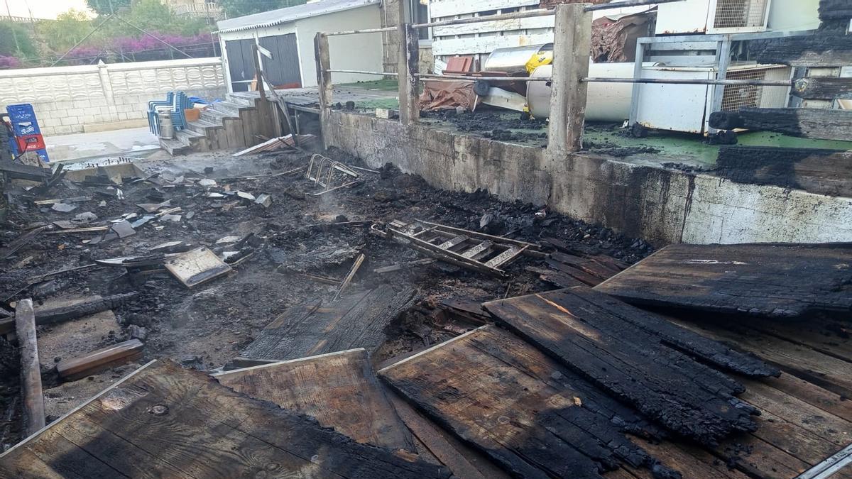 La tarima exterior del restaurante quedó destrozada por el incendio.