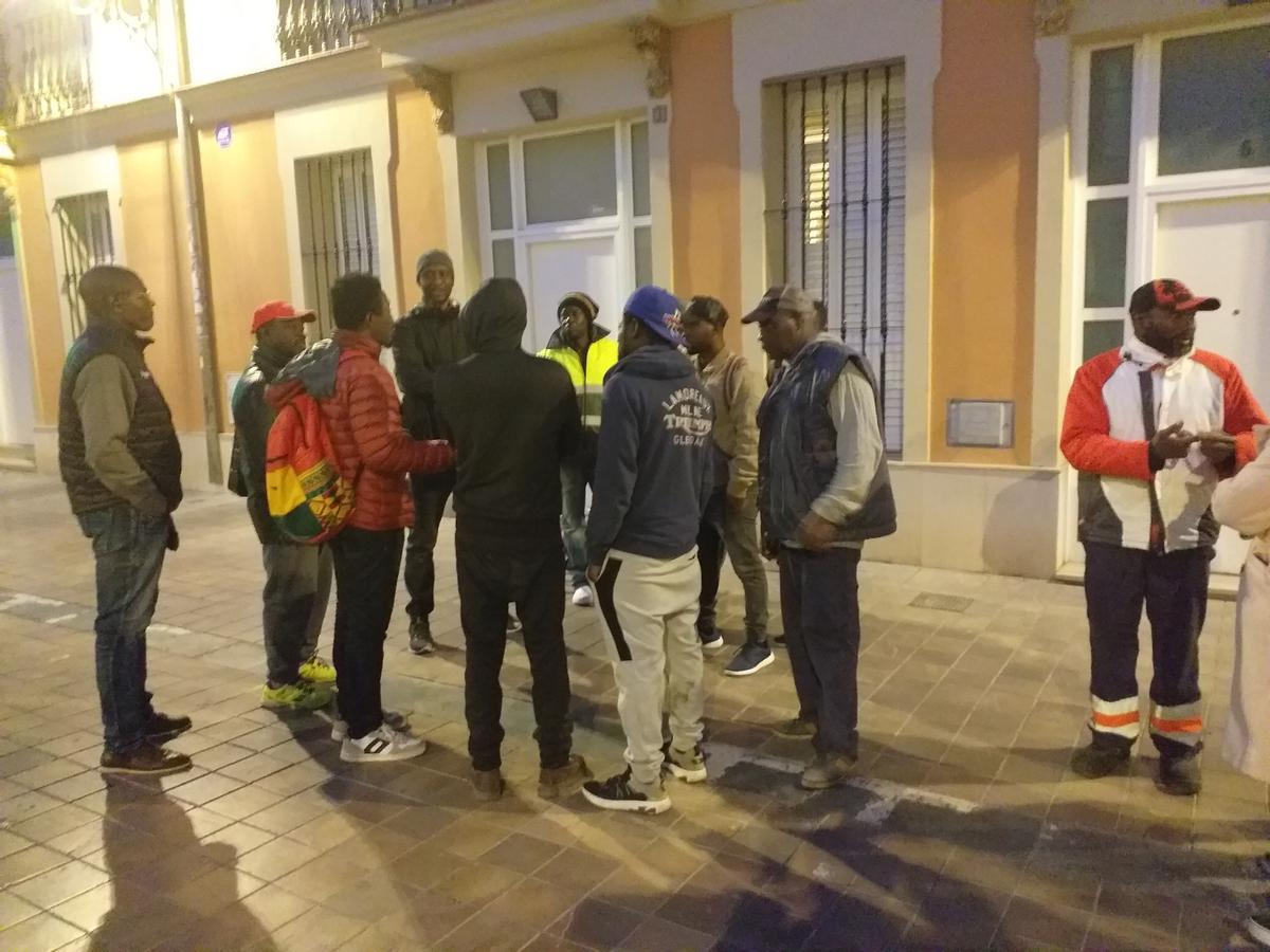 Los migrantes de la fábrica asistieron el miércoles a una reunión en Benimaclet.