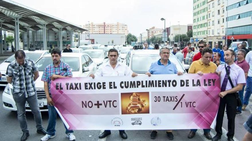 Concentración de taxistas en la estación de Renfe.