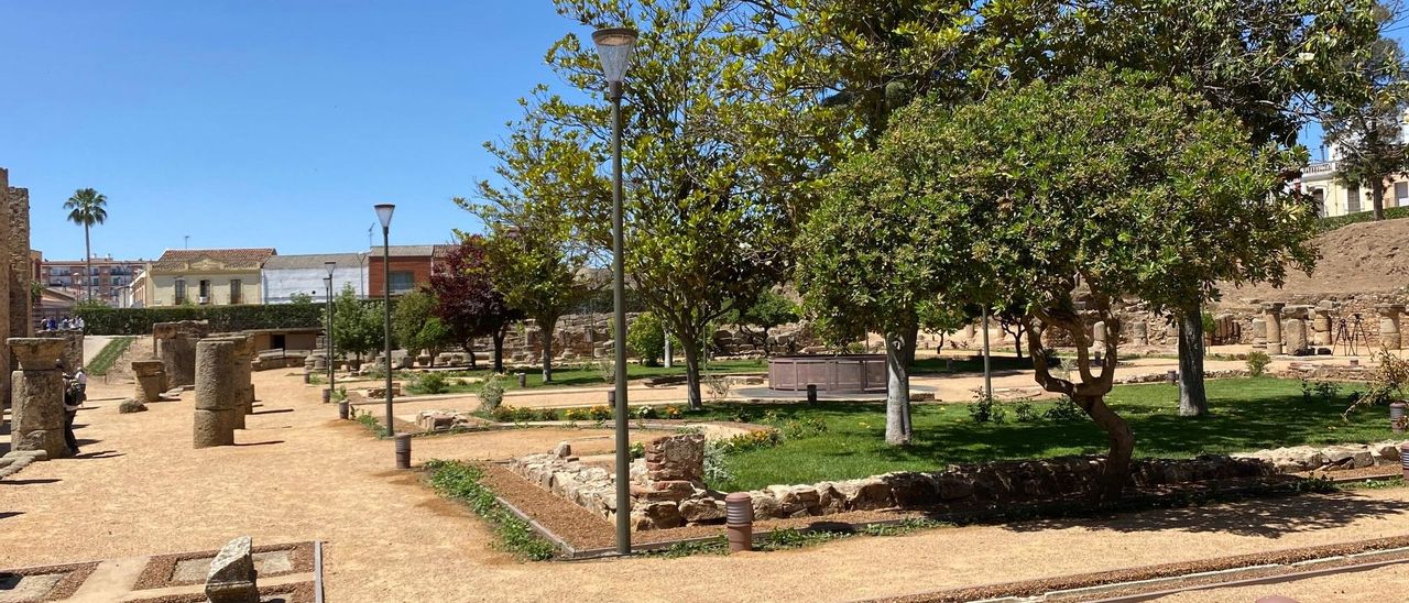 El peristilo del teatro romano de Mérida renueva sus jardines y se abre a las visitas nocturnas El peristilo del teatro romano de Mérida renueva sus jardines y se abre a las visitas nocturnas