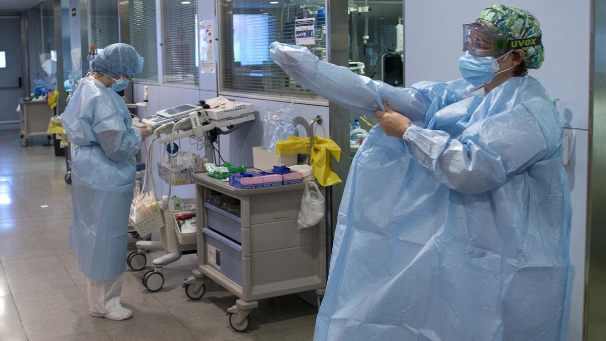 Personal sanitario de la Unidad de Cuidad Personal sanitario de la Unidad de Cuidados Intensivos (UCI) para enfermos de coronavirus del Hospital Universitario Dr. Josep Trueta de Girona.