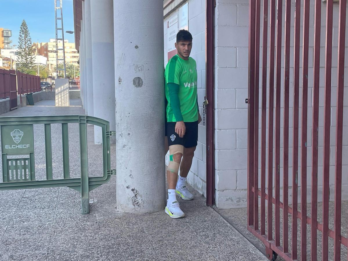 Cristian Salvador llega al entrenamiento para realizar trabajo específico por sus molestias