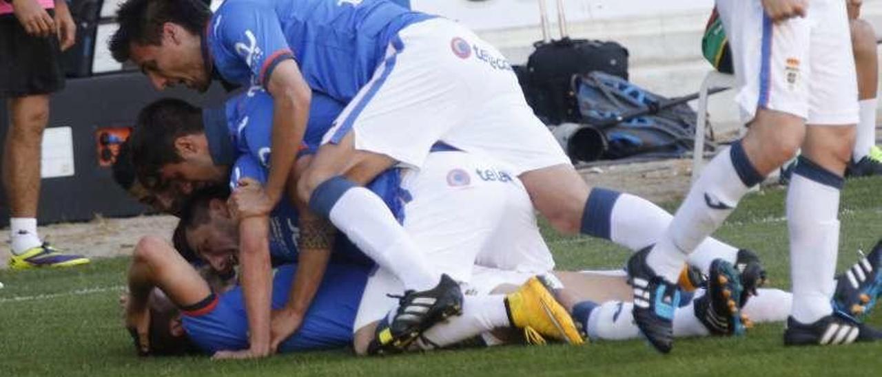 El ascenso del Oviedo, a la izquierda. El del Nàstic, a la derecha.