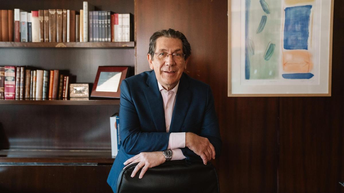 Enrique Arnaldo en su despacho en el Tribunal Constitucional.