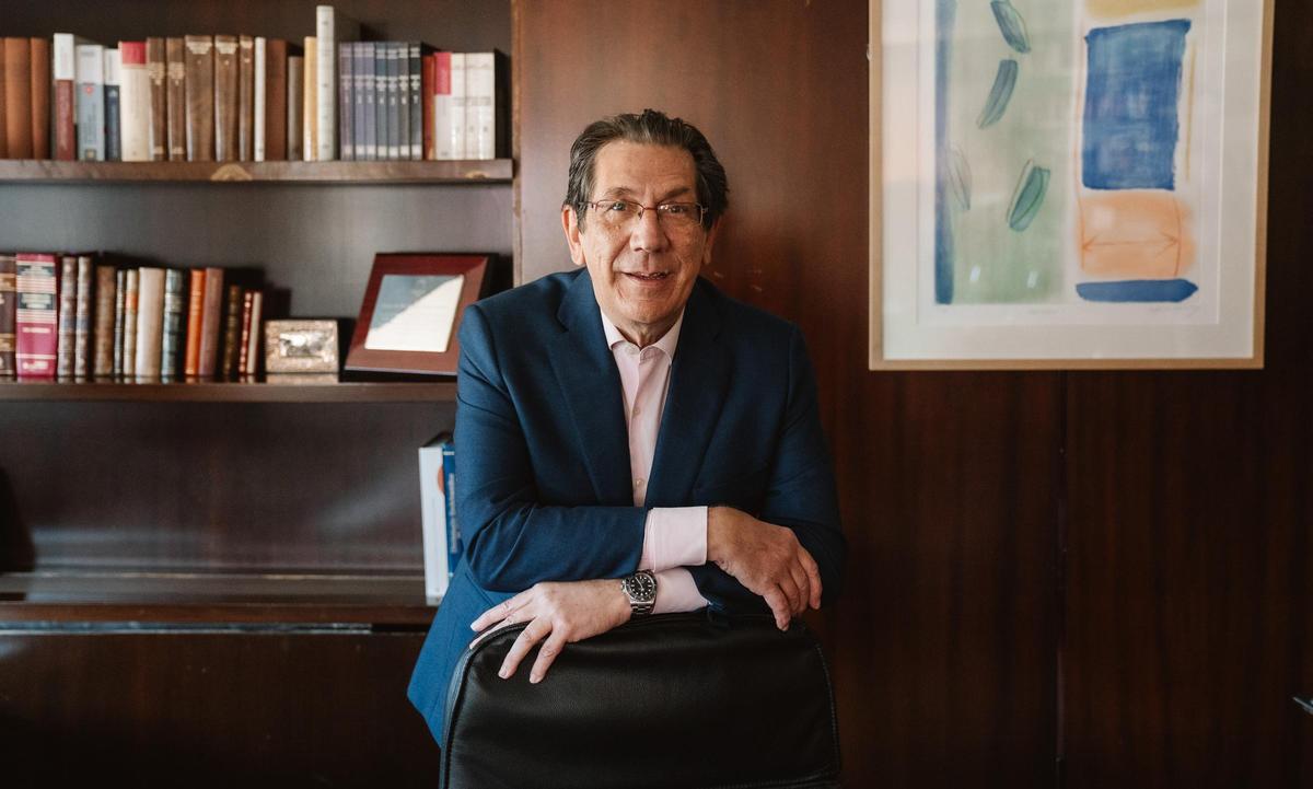 Enrique Arnaldo en su despacho en el Tribunal Constitucional.