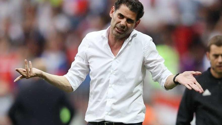 Fernando Hierro, ayer en la banda durante el partido.