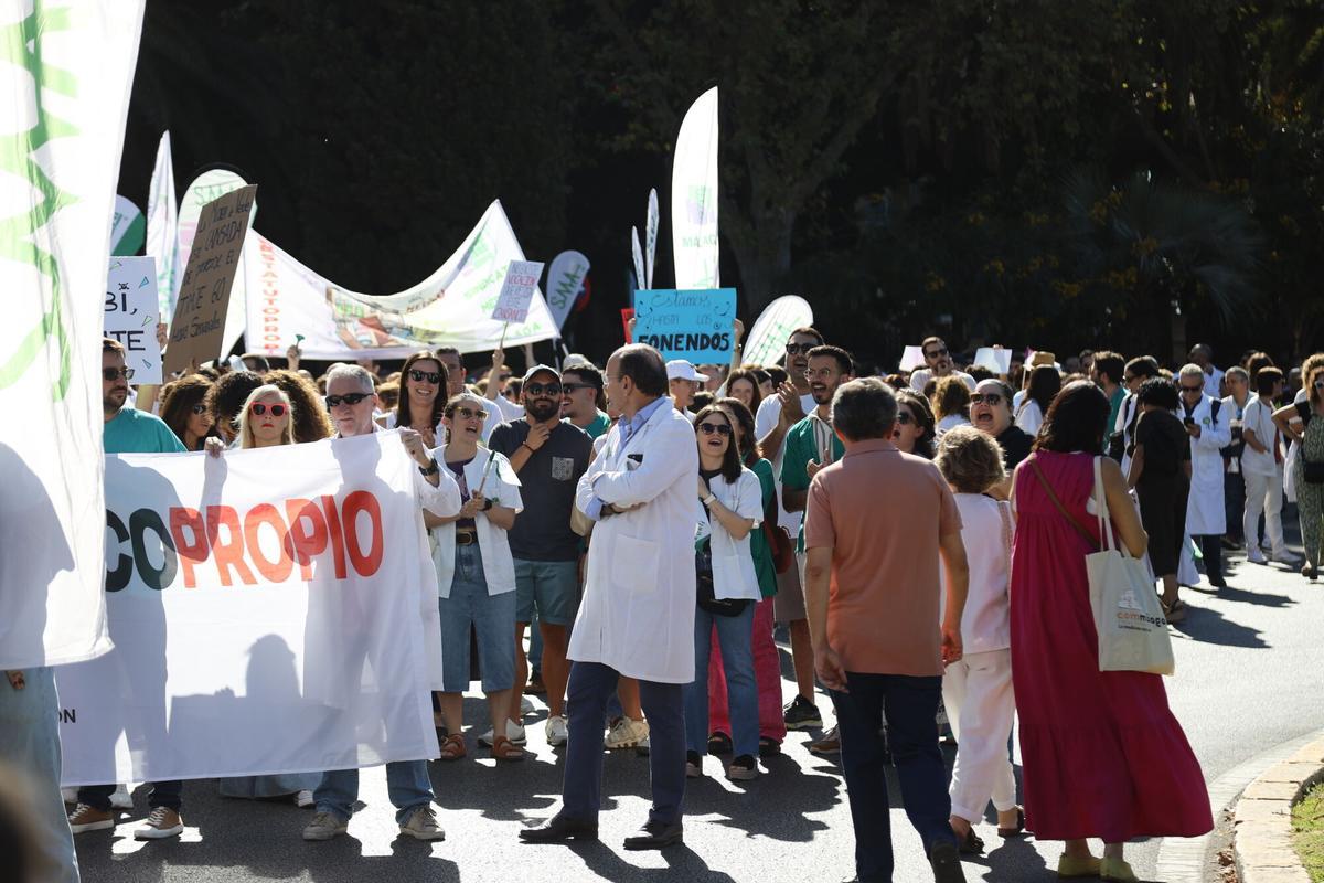 Un millar de médicos invaden en centro de Málaga en una nueva jornada de huelga