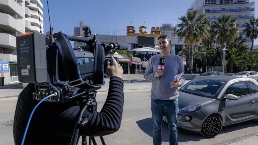 Periodistas delante de la discoteca de Magaluf BCM.