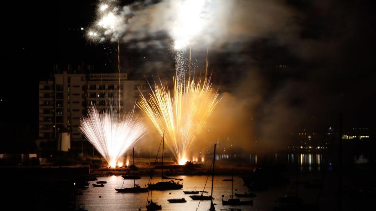 Sant Antoni disfrutó del espectáculo de los fuegos desde la playa de s’Arenal y diferentes puntos de la bahía. | J.A.RIERA/IRENE VILÀ CAPAFONS