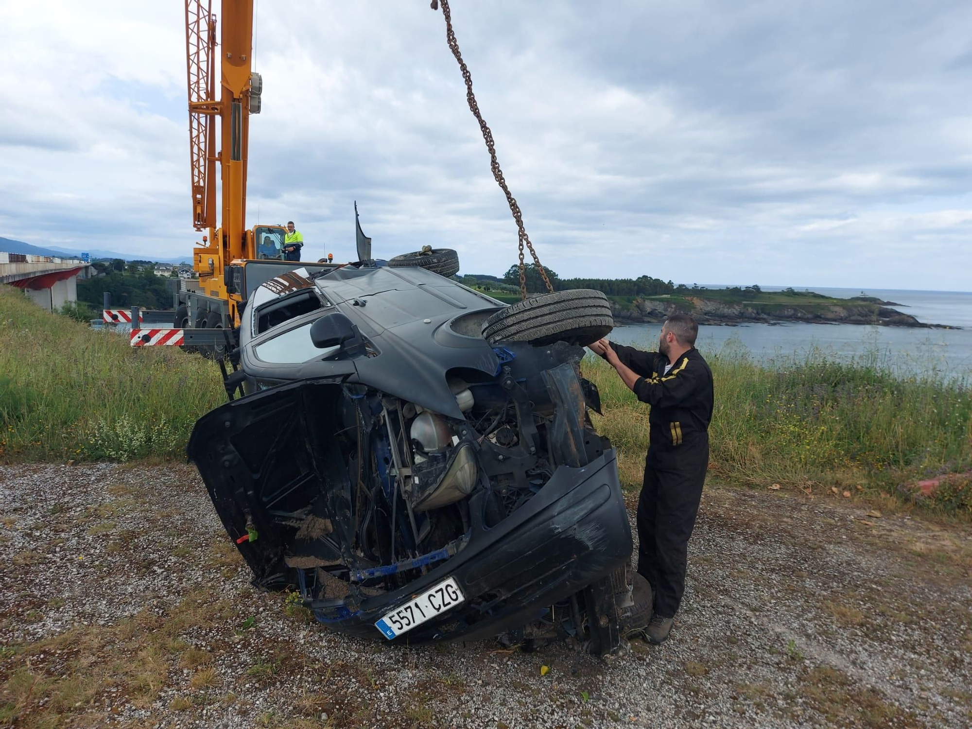 En imágenes: Así fue el rescate del coche que cayó a la ría del Eo por un despiste del conductor