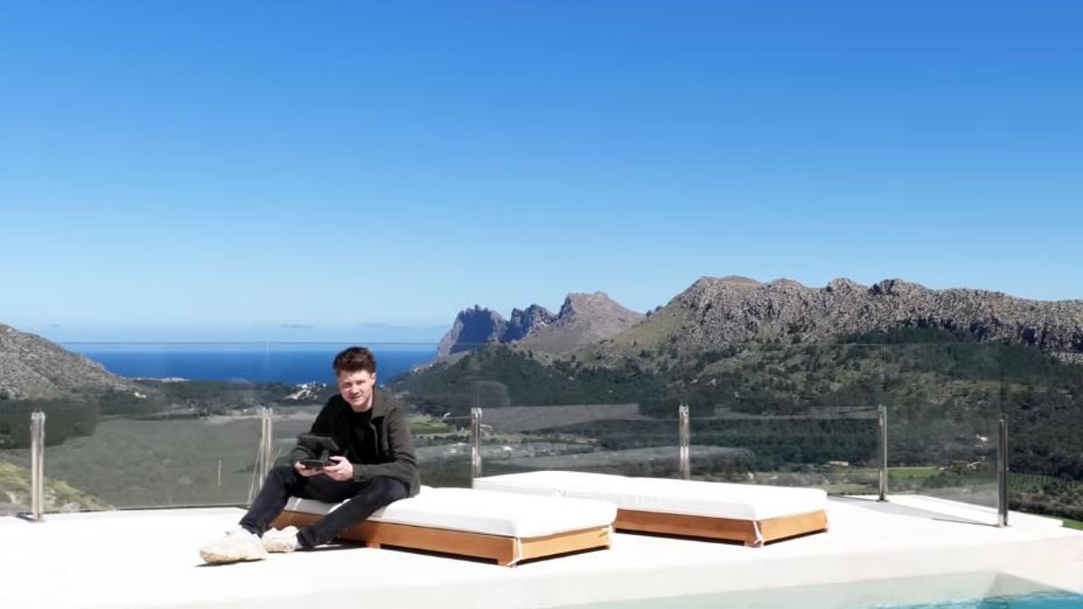Seine Entscheidung für die Insel steht: Influencer Felix von der Laden (31) in schöner Umgebung auf Mallorca.