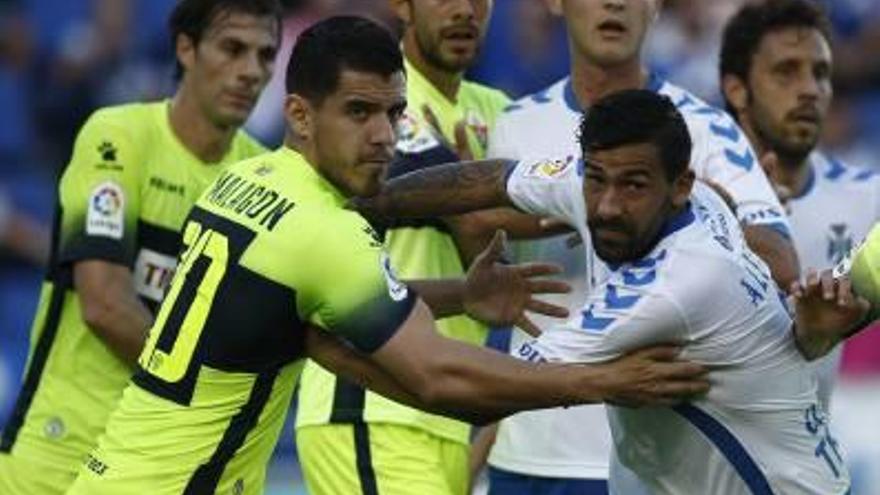 Los tres centrales, Josete, Pelegrín y José Ángel, durante una acción del partido.