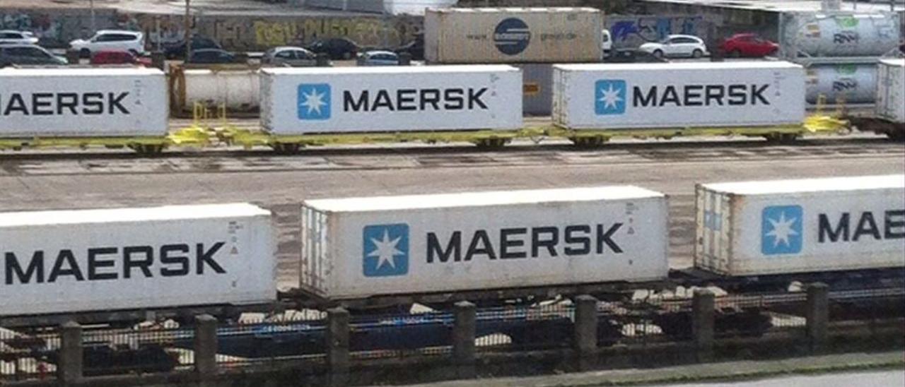 CONTENEDORES VACIOS DE LA COMPAÑIA MAERSK SOBRE VAGONES PARADOS EN EL PUERTO DE GUIXAR ( VIGO ) PARA SU ENVIO POR TREN AL PUERTO SECO DE ZARAGOZA en 2018