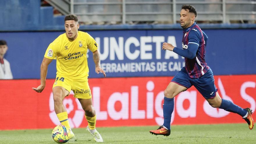 Álvaro Lemos controla el balón perseguido por Quique González, extremo derecho del Eibar, cuando ambos se midieron en Ipurua dos jornadas atrás. | | LOF