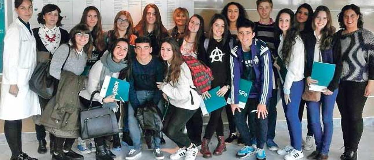 Els alumnes reberen explicacions dels professionals de l´IdISPA.