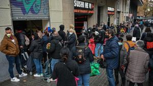 Colas del hambre en la parroquia de Sant Isidre, en Barcelona.