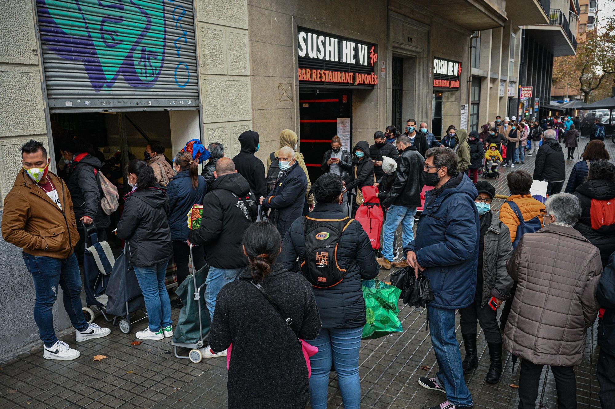 Colas del hambre en la parroquia de Sant Isidre, en Barcelona