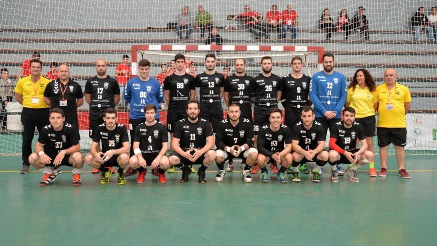 El equipo del Excursionista Eldense en la cancha del Santoña.