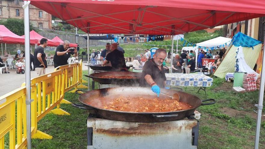 Arroz a todo gas en Turón: el valle se adelanta a San Xuan con una jornada festiva y hoguera