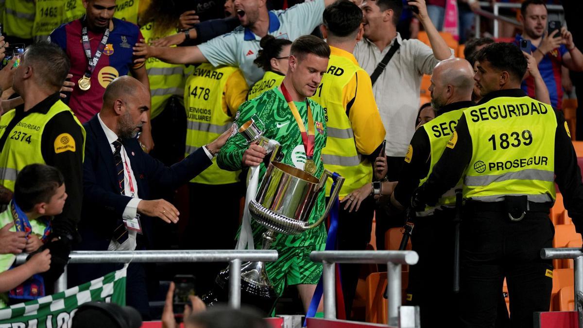 Marc-Andre ter Stegen of FC Barcelona receives the trophy during the Spanish Cup, Copa del Rey, Final football match played between FC Barcelona and Real Madrid at La Cartuja Stadium on April 26, 2025 in Sevilla, Spain. AFP7 26/04/2025 ONLY FOR USE IN SPAIN. Joaquin Corchero / AFP7 / Europa Press;2025;SOCCER;SPORT;ZSOCCER;ZSPORT;FC Barcelona Vs Real Madrid - Final Copa Del Rey;
