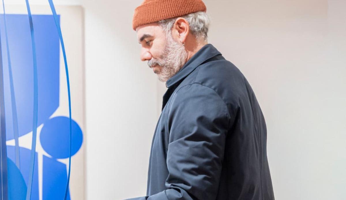 Óscar Latuag junto a una de sus obras durante la inauguración.