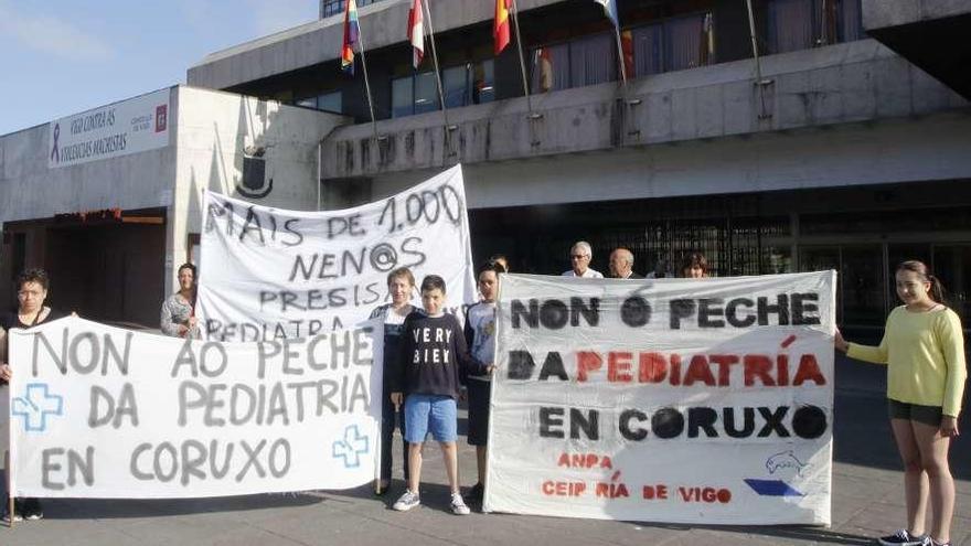 Protesta ante el Concello de Vigo contra el cierre de pediatría en el centro de salud de Coruxo. // Alba Villar