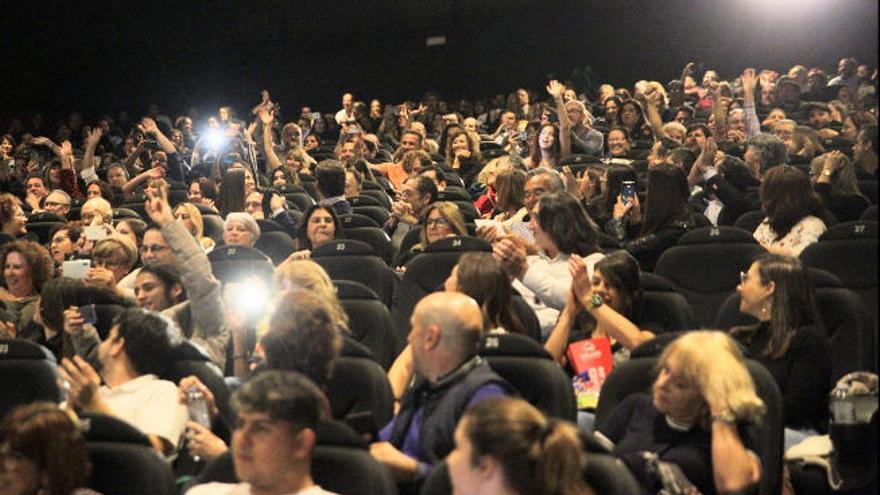 Una sala de cine llena durante un estreno en la Isla.