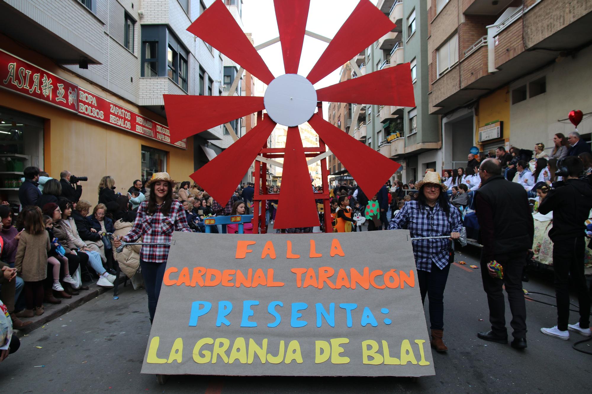 Búscate en las fotos del premio al Barri València en la cabalgata del Ninot infantil de Burriana