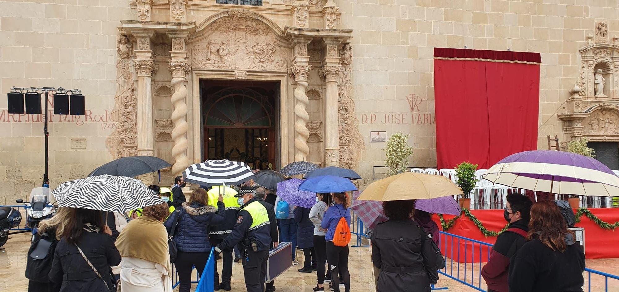 Miles de alicantinos acompañan a la Santa Faz en su peregrinación pese a la lluvia