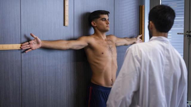Gerard Martín, en les proves mèdiques i de mesurament realitzades a la Ciutat Esportiva, ahir. | FCB.
