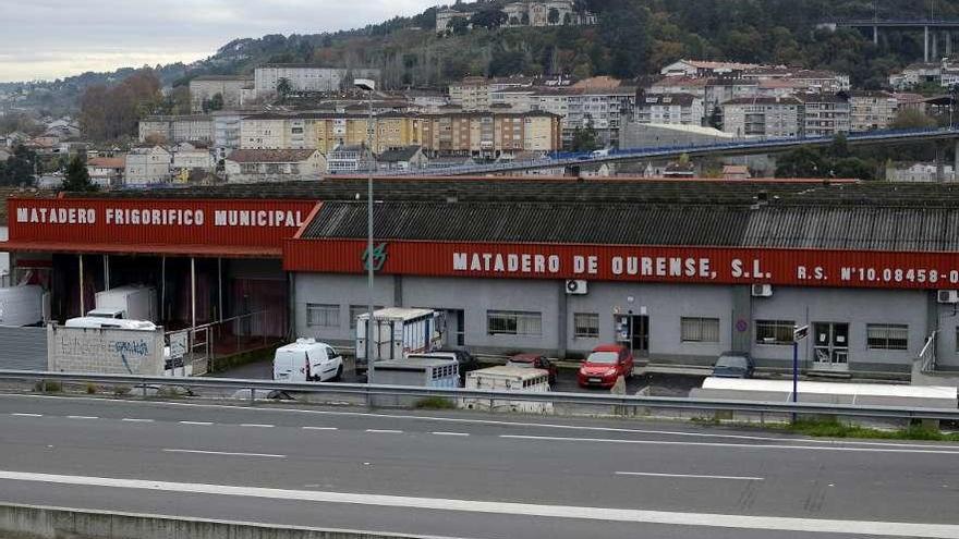 El matadero municipal se encuentra a la entrada del campo da Feira, en la zona termal. // Brais Lorenzo