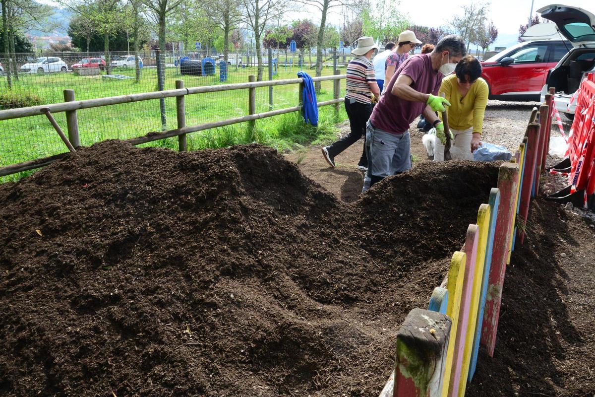 Vecinos de Moaña recogiendo compost en un reparto gratuito que se realizó en abril de 2025.