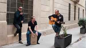 Seguridad Social interpreta en acústic la cançó ’Chiquilla’.